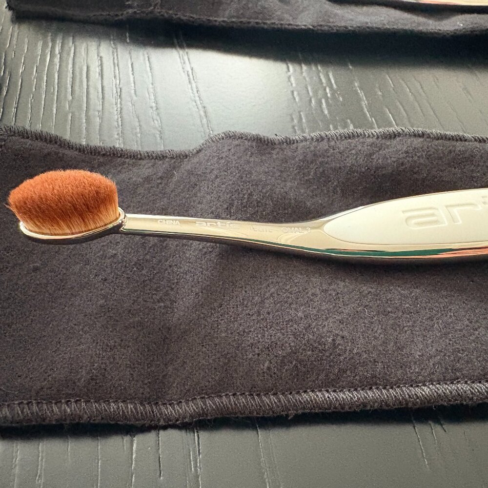 Artis 2 brushes and case (Oval 2 and Linear 1)
